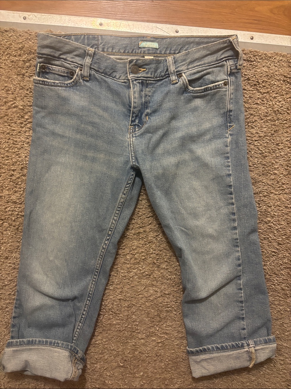 Hollister Women's 7 Mid Wash Cropped Jeans Green Embroidered Design Back Pocket - Picture 4 of 9